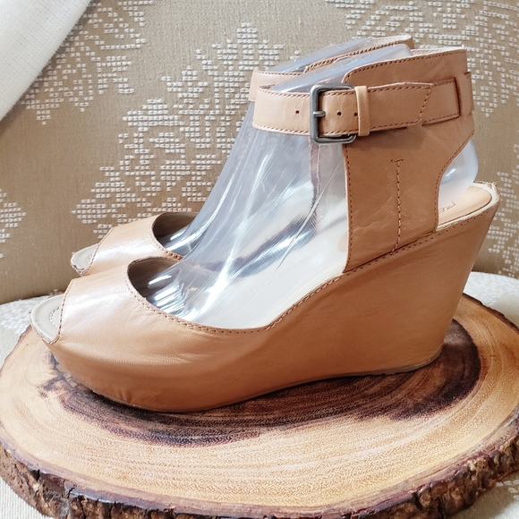 KENNETH COLE | LEATHER WEDGE PEEP-TOE SANDAL, 10 - Picture 4 of 12